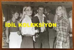 BEYAZ PERDENİN PRENSİ, YEŞİLÇAM'IN YILDIZ OYUNCUSU SALİH GÜNEY'İN ORİJİNAL 2'Lİ FOTOĞRAF SETİ - 18 x 12 cm EBADINDA - SALİH GÜNEY 2 YILLIK ASKERLİK VAZİFESİNİ TAMAMLADIKTAN SONRA GELDİĞİ GÜN BİR EĞLENCE MEKANINDA ARKADŞALARI JULİDE, JALE ve BERRİN İLE EĞLENİP DANS EDERKEN ÇEKİLMİŞ 2 FARKLI KARE