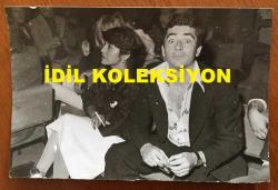 BEYAZ PERDENİN PRENSİ, YEŞİLÇAM'IN YILDIZ OYUNCUSU SALİH GÜNEY'İN ORİJİNAL 2'Lİ FOTOĞRAF SETİ - 18 x 12 cm EBADINDA - SALİH GÜNEY 2 YILLIK ASKERLİK VAZİFESİNİ TAMAMLADIKTAN SONRA GELDİĞİ GÜN BİR EĞLENCE MEKANINDA ARKADŞALARI JULİDE, JALE ve BERRİN İLE EĞLENİP DANS EDERKEN ÇEKİLMİŞ 2 FARKLI KARE