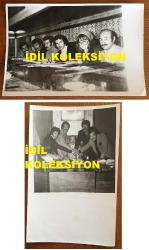 BEYAZ PERDENİN PRENSİ, YEŞİLÇAM'IN YILDIZ OYUNCUSU SALİH GÜNEY'İN ORİJİNAL 2'Lİ FOTOĞRAF SETİ - 18 x 12 cm EBADINDA - ''KAHRAMANLAR (1974)'' ADLI YEŞİLÇAM FİLMİNDE BİRLİKTE ROL ALAN SALİH GÜNEY, TUGAY TOKSÖZ, TANJU KOREL, YILMAZ KÖKSAL ve GÖNÜL HANCI BİR KEBAPÇININ OCAKBAŞINDA ŞİŞ KEBAPLARIN PİŞMESİNİ BEKLERKEN ve BÜRODAKİ MASANIN BAŞINDA HEP BİRLİKTE POZ VERİRKEN (MUHTEMELEN YAPIMCI ŞAHİN KOCAK'LA) ÇEKİLMİŞ 2 FARKLI KARE