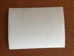 BEYAZ PERDENİN PRENSİ, YEŞİLÇAM'IN YILDIZ OYUNCUSU SALİH GÜNEY'İN ORİJİNAL FOTOĞRAFI - 15,5 x 12 cm EBADINDA - SALİH GÜNEY BİR MEKANDA GENÇ BİR KIZIN OMZUNA ELİNİ KOYUP KONUŞURKEN ÇEKİLMİŞ BİR KARE, 1960'LAR