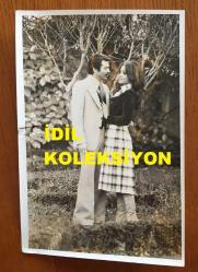 BEYAZ PERDENİN PRENSİ, YEŞİLÇAM'IN YILDIZ OYUNCUSU SALİH GÜNEY'İN ORİJİNAL 2'Lİ FOTOĞRAF SETİ - 18 x 12 cm EBADINDA - SALİH GÜNEY ve ARZU OKAY AĞAÇLARIN ALTINDA BİRLİKTE POZ VERİRLERKEN ÇEKİLMİŞ 2 FARKLI KARE