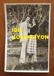 BEYAZ PERDENİN PRENSİ, YEŞİLÇAM'IN YILDIZ OYUNCUSU SALİH GÜNEY'İN ORİJİNAL 2'Lİ FOTOĞRAF SETİ - 18 x 12 cm EBADINDA - SALİH GÜNEY ve ARZU OKAY AĞAÇLARIN ALTINDA BİRLİKTE POZ VERİRLERKEN ÇEKİLMİŞ 2 FARKLI KARE