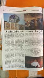 SİNEMA HAFTALIK ANTRAKT GAZETESİ - 17–23 ARALIK 1999 – REHA ERDEM – TANER BİRSEL – BENNU YILDIRIMLAR – ZUHAL GENCER – ENGİN ALKAN – SERMET YEŞİL – BÜLENT EMİN YARAR – LESLIE STEFANSON – JAMES CROMWELL – JOHN TRAVOLTA – MADELEINE STOWE – JAMES WOODS – BRUNO GANZ – FABRIZIO BENTIVOGLIA – ISABELLA RENAULD – METİN AKPINAR – TALAT BULUT – SAVAŞ DİNÇEL – TUNÇ BAŞARAN – ZUHAL OLCAY – LALE MANSUR – LIV TYLER – PRUITT TAYLOR VINCE  BAŞLIKLAR: KAÇ PARA KAÇ – GENERAL’İN KIZI – SONSUZLUK VE BİR GÜN – ŞİŞMAN (HEAVY) – ABUZER KADAYIF – ZUHAL GENCER DOSYASI – SİNEMA SEKTÖRÜNDE SALON ARTIŞI – 90’LARIN EN BEĞENİLEN FİLMLERİ YARIŞMASI – SİNEMA VE AHLAKİ DÖNÜŞÜM – SİNEMA VE YERLİ ÜRETİM – SİNEMA VE KÜLTÜREL ELEŞTİRİ – SİNEMA VE TİYATRO BAĞLANTISI  FİLMLER: KAÇ PARA KAÇ – GENERAL’İN KIZI (THE GENERAL’S DAUGHTER) – SONSUZLUK VE BİR GÜN – ŞİŞMAN (HEAVY) – ABUZER KADAYIF – A AY – ŞAŞIFELEK ÇIKMAZI – GECE – ISSIZLIĞIN ORTASINDA – SEKİZİNCİ SAAT – ROBERTO ZUCCO – BRIDGET JONES’UN GÜNLÜĞÜ – VANILLA S - 14 SAYFA