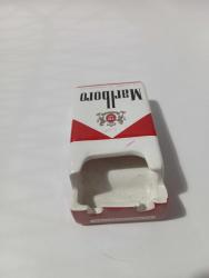 Marlboro sigara paketi formunda porselen küllük