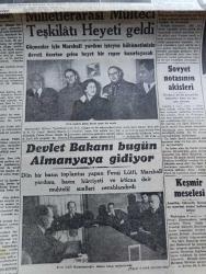 Cumhuriyet Gazetesi - 5 Ocak 1951 - Bütçe Tartışmaları Cumhuriyet Başmakale - Celal Bayar Ve Başbakan Adnan Menderes Dün İstanbul'a Geldi Fotoğraf - Milletlerarası Mülteci Teşkilatı Heyeti Geldi Fotoğraf - Devlet Bakanı Fevzi Lütfi Karaosmanoğlu Bugün Almanya'ya Gidiyor - Çinliler İle Anlaşmak İçin Yeni Teşebbüsler - Başkan Truman İyimser - Seul Şehri Alevler İçinde - Korgeneral Şahap Gürler Tokyo Hastaneleri Ziyareti Esnasında Yaralı Bir Erimizle Görüşürken Fotoğrafı - Tarsus Gemisi İle Getirilen Kürkler - Pazartesi Kore'den İki Yaralımız Geliyor - Bahar Yazdan Sonra Geldi Nakleden Vahdet Gültekin Yazı Dizisi - Boksör Joe Louis Rakibini Perişan Etti - Kore'den Resimler - Şahap Gürler Tokyo Hastahanesinde Bir Kahramanın Elini Sıkıyor - İstanbul Ankara Radyosu Programı - Kore'den Türkiye'dekilere Mektup - Türkiye'den Koredekilere Mektup - Asya'nın Perde Arkası Renkli Karikatür Çizen Ali Ulvi - Anker Kasa - Gripin - Puro Tuvalet Sabunu