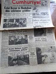 Cumhuriyet Gazetesi - 5 Ocak 1951 - Bütçe Tartışmaları Cumhuriyet Başmakale - Celal Bayar Ve Başbakan Adnan Menderes Dün İstanbul'a Geldi Fotoğraf - Milletlerarası Mülteci Teşkilatı Heyeti Geldi Fotoğraf - Devlet Bakanı Fevzi Lütfi Karaosmanoğlu Bugün Almanya'ya Gidiyor - Çinliler İle Anlaşmak İçin Yeni Teşebbüsler - Başkan Truman İyimser - Seul Şehri Alevler İçinde - Korgeneral Şahap Gürler Tokyo Hastaneleri Ziyareti Esnasında Yaralı Bir Erimizle Görüşürken Fotoğrafı - Tarsus Gemisi İle Getirilen Kürkler - Pazartesi Kore'den İki Yaralımız Geliyor - Bahar Yazdan Sonra Geldi Nakleden Vahdet Gültekin Yazı Dizisi - Boksör Joe Louis Rakibini Perişan Etti - Kore'den Resimler - Şahap Gürler Tokyo Hastahanesinde Bir Kahramanın Elini Sıkıyor - İstanbul Ankara Radyosu Programı - Kore'den Türkiye'dekilere Mektup - Türkiye'den Koredekilere Mektup - Asya'nın Perde Arkası Renkli Karikatür Çizen Ali Ulvi - Anker Kasa - Gripin - Puro Tuvalet Sabunu