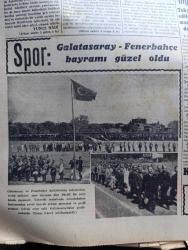Cumhuriyet Gazetesi - 18 Mayıs 1942 - Barışa Çağrı Yazan Yunus Nadi Başmakale - İnkılap Şehidi Kubilay İçin Yapılan İhtifal - Menemendeki Kubilay Abidesi Fotoğraf - Gandi'nin Dahiyane Bir Buluşu - Atatürk'ün Samsun'a Ayak Bastığı Gün - Afganistan Ve Hindistan'ı Kazanmak İçin Mihver Devletler Kabilelere Altın Dağıtıyormuş - Galatasaray Fenerbahçe Bayramı Güzel Oldu Fotoğraf - Birmanya Hint Hududunda İngiliz Ordusu - Alman Harp Tebliği Harkof Taarruzu Akim Kaldi - Sovyet Ordusunun Bugünkü Durumu Yazan Emekli General H. Emir - Sovyet Harp Tebliği Kerç Şehri Bölgesinde Kuvvetlerimiz İnat İle Çarpışmaktadır - Tehlikeli Mehtap Filmi Yarın Akşam Sümer Sinemasında - Büyük Türk Hürriyetperveri Ali Suavi'nin Yıldönümü - Romanlarımız Bir Sürgün Yazan İsmail Habib - Nafia Vekili Ali Fuat Cebesoy Ankara'ya Gitti - İsveçi İstila İhtimali Yazan Ömer Rıza Doğrul - Görünür Köy Yazan Burhan Felek Köşe Yazısı - Faşist Partisi Divanı - Bugünkü Radyo Programı - Deva Ağrı Kesici - Radyolin Diş Macunu