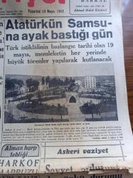 Cumhuriyet Gazetesi - 18 Mayıs 1942 - Barışa Çağrı Yazan Yunus Nadi Başmakale - İnkılap Şehidi Kubilay İçin Yapılan İhtifal - Menemendeki Kubilay Abidesi Fotoğraf - Gandi'nin Dahiyane Bir Buluşu - Atatürk'ün Samsun'a Ayak Bastığı Gün - Afganistan Ve Hindistan'ı Kazanmak İçin Mihver Devletler Kabilelere Altın Dağıtıyormuş - Galatasaray Fenerbahçe Bayramı Güzel Oldu Fotoğraf - Birmanya Hint Hududunda İngiliz Ordusu - Alman Harp Tebliği Harkof Taarruzu Akim Kaldi - Sovyet Ordusunun Bugünkü Durumu Yazan Emekli General H. Emir - Sovyet Harp Tebliği Kerç Şehri Bölgesinde Kuvvetlerimiz İnat İle Çarpışmaktadır - Tehlikeli Mehtap Filmi Yarın Akşam Sümer Sinemasında - Büyük Türk Hürriyetperveri Ali Suavi'nin Yıldönümü - Romanlarımız Bir Sürgün Yazan İsmail Habib - Nafia Vekili Ali Fuat Cebesoy Ankara'ya Gitti - İsveçi İstila İhtimali Yazan Ömer Rıza Doğrul - Görünür Köy Yazan Burhan Felek Köşe Yazısı - Faşist Partisi Divanı - Bugünkü Radyo Programı - Deva Ağrı Kesici - Radyolin Diş Macunu