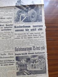 Cumhuriyet Gazetesi - 1 Eylül 1943 - Mükemmel Bir Avrupalı Arıyorum Yazan Nadir Nadi Başmakale - Milli Şef Orduya Güvenini Bildirdi - Mareşal Fevzi Çakmak'ın Verdiği Cevap - Cenubi İtalya'ya Bir Çıkarma Denemesi Fotoğraf - Roma Mektubu Faşizm Bir Gecede Nasıl Devrildi - Şark Cephesinden Resimler - Kızılordunun Taarruzu Umumî Bir Şekil Aldı - Galatasaray'ın 75. Yılı Bugün Büyük Törenle Kutlanıyor - Başvekil Şükrü Saracoğlu Ödemiş'te - Danimarka'da Kral Nazırlar Ve Subaylar Mevkufmuş - Mualla Gökçay Ve Müzeyyen Senar Işıl Tepebaşı Belediye Bahçesinde - Kilyos Açıklarında Bir Alman Şilebi Battı - İsmail Dümbüllü Temsilleri Beyazıt Lale Bahçesinde - Topuzun Kısmeti Yazan Mahmut Yesari Yazı Dizisi - Ramazan Yazan Burhan Felek Köşe Yazısı - Kıymetli Bir Muallimi Memduh Yazıcıyı Kaybettik - Münir Nurettin Selçuk Ve Arkadaşları Kızkulesi Salacak Plaj Gazinosunda - Müzeyyen Senar'ın Son Konseri Gedikpaşa Azak Bahçesinde