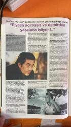 SİNEMA GAZETESİ HAFTALIK ANTRAKT DERGİSİ EKİ - 19–25 ARALIK 1997 AIR FORCE ONE FİLMİ : HARRISON FORD – GARY OLDMAN – GLENN CLOSE – WILLIAM H. MACY – LIESEL MATTHEWS – DEAN STOCKWELL AĞIR ROMAN FİLMİ : OKAN BAYÜLGEN – MÜJDE AR – MUSTAFA UĞURLU – SAVAŞ DİNÇEL – KAMRAN USLUER – BURAK SAVAŞ FACE/OFF – YÜZ YÜZE FİLMİ : JOHN TRAVOLTA – NICOLAS CAGE – GINA GERSHON – JOAN ALLEN YALANCI YALANCI FİLMİ : JIM CARREY – MAURA TIERNEY – JUSTIN COOPER – CARY ELWES ÇATLAK PROFESÖR FİLMİ : EDDIE MURPHY – JADA PINKETT SMITH – LARRY MILLER – JOHN ASTIN CASPER FİLMİ : MALACHI PEARSON – CHRISTINA RICCI – BILL PULLMAN – CATHY MORIARTY  BAŞLIKLAR: AIR FORCE ONE VİZYONDA · AĞIR ROMAN FİLMİ ÜZERİNE DETAYLI ELEŞTİRİ · MUSTAFA ALTIOKLAR’IN HOLLYWOODVARİ ÜSLUBU · GINA GERSHON PORTRESİ · NURİ BİLGE CEYLAN İLE SÖYLEŞİ · KASABA FİLMİ ÜZERİNE YORUM · AMATÖR OYUNCU KULLANIMI VE DOĞALLIK TARTIŞMASI · FESTİVALLERİN SİNEMA İLE BULUŞMA NOKTASI OLARAK ÖNEMİ · SİNEMADA MODERN YAŞAM VE GELENEKLERİN ÇATIŞMASI · ÇOC  - 18 SAYFA