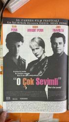 SİNEMA GAZETESİ HAFTALIK ANTRAKT DERGİSİ EKİ - 19–25 ARALIK 1997 AIR FORCE ONE FİLMİ : HARRISON FORD – GARY OLDMAN – GLENN CLOSE – WILLIAM H. MACY – LIESEL MATTHEWS – DEAN STOCKWELL AĞIR ROMAN FİLMİ : OKAN BAYÜLGEN – MÜJDE AR – MUSTAFA UĞURLU – SAVAŞ DİNÇEL – KAMRAN USLUER – BURAK SAVAŞ FACE/OFF – YÜZ YÜZE FİLMİ : JOHN TRAVOLTA – NICOLAS CAGE – GINA GERSHON – JOAN ALLEN YALANCI YALANCI FİLMİ : JIM CARREY – MAURA TIERNEY – JUSTIN COOPER – CARY ELWES ÇATLAK PROFESÖR FİLMİ : EDDIE MURPHY – JADA PINKETT SMITH – LARRY MILLER – JOHN ASTIN CASPER FİLMİ : MALACHI PEARSON – CHRISTINA RICCI – BILL PULLMAN – CATHY MORIARTY  BAŞLIKLAR: AIR FORCE ONE VİZYONDA · AĞIR ROMAN FİLMİ ÜZERİNE DETAYLI ELEŞTİRİ · MUSTAFA ALTIOKLAR’IN HOLLYWOODVARİ ÜSLUBU · GINA GERSHON PORTRESİ · NURİ BİLGE CEYLAN İLE SÖYLEŞİ · KASABA FİLMİ ÜZERİNE YORUM · AMATÖR OYUNCU KULLANIMI VE DOĞALLIK TARTIŞMASI · FESTİVALLERİN SİNEMA İLE BULUŞMA NOKTASI OLARAK ÖNEMİ · SİNEMADA MODERN YAŞAM VE GELENEKLERİN ÇATIŞMASI · ÇOC  - 18 SAYFA