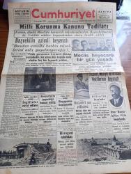 Cumhuriyet Gazetesi - 31 İkincikanun (Ocak) 1942 - Sovyetlerle Japonya Arasında Yazan Yunus Nadi Başmakale - Milli Korunma Kanunu Tadilatı - Meclis Heyecanlı Bir Gün Yaşadı - Ticaret Vekili Mümtaz Ökmen Maliye Vekili Fuad Ağralı General Naci Tınaz İktisat Vekili Sırrı Say Mecliste Konuşma Yaptı Fotoğrafı - Başvekil Refik Saydam'ın Azimli Beyanatı Fotoğraf - Adolf Hitler Hitabet Kürsüsünde Fotoğraf - Nazizmin 9. Yıldönümü - İran Rusya İngiltere İttifakı İmzalandı - Atlantik Ötesinde Almanlar 74 Bin Tonluk 13 Gemi Daha Batırdılar - Kadıköy Opera Sinemasında Salahaddin Eyyübi - Perili Köşk Bugün Lale Sinemasında - Hitler'in Nutku Yazan Ömer Rıza Doğrul - Roosevelt 60 Yaşında - Safiye Ayla Ve Saz Heyeti Her Akşam Maksimde - Singer Saat Mağazaları - Radyolin Diş Macunu - İnce Saz Heyeti Sirkecide Anadolu Lokantasında - Bugünkü Radyo Programı - Erkmen Cep Sobası - Gomental Nezleden Korur - Poker Traş Bıçağı