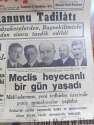 Cumhuriyet Gazetesi - 31 İkincikanun (Ocak) 1942 - Sovyetlerle Japonya Arasında Yazan Yunus Nadi Başmakale - Milli Korunma Kanunu Tadilatı - Meclis Heyecanlı Bir Gün Yaşadı - Ticaret Vekili Mümtaz Ökmen Maliye Vekili Fuad Ağralı General Naci Tınaz İktisat Vekili Sırrı Say Mecliste Konuşma Yaptı Fotoğrafı - Başvekil Refik Saydam'ın Azimli Beyanatı Fotoğraf - Adolf Hitler Hitabet Kürsüsünde Fotoğraf - Nazizmin 9. Yıldönümü - İran Rusya İngiltere İttifakı İmzalandı - Atlantik Ötesinde Almanlar 74 Bin Tonluk 13 Gemi Daha Batırdılar - Kadıköy Opera Sinemasında Salahaddin Eyyübi - Perili Köşk Bugün Lale Sinemasında - Hitler'in Nutku Yazan Ömer Rıza Doğrul - Roosevelt 60 Yaşında - Safiye Ayla Ve Saz Heyeti Her Akşam Maksimde - Singer Saat Mağazaları - Radyolin Diş Macunu - İnce Saz Heyeti Sirkecide Anadolu Lokantasında - Bugünkü Radyo Programı - Erkmen Cep Sobası - Gomental Nezleden Korur - Poker Traş Bıçağı