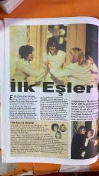 SİNEMA GAZETESİ HAFTALIK ANTRAKT DERGİSİ EKİ  - 25–31 AĞUSTOS 2000 KOMŞUM BİR KATİL FİLMİ : BRUCE WILLIS – MATTHEW PERRY – ROSANNA ARQUETTE – NATASHA HENSTRIDGE – MICHAEL CLARKE DUNCAN – AMANDA PEET – KEVIN POLLAK – HARLAND WILLIAMS ÖLÜMÜNE KADAR FİLMİ : ANTONIO BANDERAS – WOODY HARRELSON – LOLITA DAVIDOVICH – LUCY LIU SENSİZ OLMAZ FİLMİ : JOHN CUSACK – IBEN HJEJLE – TODD LOUISO – JACK BLACK – LISA BONET – CATHERINE ZETA-JONES – TIM ROBBINS 60 SANİYE FİLMİ : NICOLAS CAGE – GIOVANNI RIBISI – ANGELINA JOLIE – WILL PATTON – ROBERT DUVALL – SCOTT CAAN SON DURAK FİLMİ : DEVON SAWA – ALI LARTER – KERR SMITH – KRISTEN CLOKE – SEAN WILLIAM SCOTT SHINE FİLMİ : GEOFFREY RUSH – ARMIN MUELLER-STAHL – NOAH TAYLOR – LYNN REDGRAVE – JOHN GIELGUD İLK EŞLER KULÜBÜ FİLMİ : GOLDIE HAWN – BETTE MIDLER – DIANE KEATON  BAŞLIKLAR: KOMŞUM BİR KATİL VİZYONDA — BRUCE WILLIS’TEN MAFYA KOMEDİSİ — ÖLÜMÜNE KADAR FİLMİNDE RİNGDE DOSTLUK VE REKABET — SENSİZ OLMAZ FİLMİNDE PLAK DÜKKANINDA AŞK VE MÜZİK — 60 S -14 SAYFA