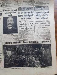 Cumhuriyet Gazetesi - 26 Nisan 1942 - Dönüm Noktası Cumhuriyet Başmakale - Kahraman Orduya İltihak Eden Genç Subaylarımız Fotoğrafı - Ankara'daki Yedek Subay Okulunu Bitiren Gençlerin Merasimi - Örfi İdare Kanununda Yapılacak Yeni Tadilat - Rus Japon Münasebatı Bozuluyor Mu - Milli Şef İsmet İnönü Ve Eşi Çocukları İzlerken Fotoğraf - General Giraud Almanya'dan Kaçtı - Şark Cephesi Harekatı Her Kesimde Hava Faaliyetleri Çok Arttı - Japonlar Yeni Takviye Kıtaları Aldılar - Halk Oyunları Gecesi Fotoğraf - İstanbul Muhteliti İzmir Takımına 2 1 Yenildi Fotoğraf - Karne Yolsuzluğu - Haftanın Şakaları Yazan Burhan Felek - Sönen Işık Filmi Bugün Lale Sinemasında - Gönül Oyunları Filmi Başrolde Gingers Rogers Ronald Colman Sümer Sinemasında - Zeytinyağı Satışı Serbest Bırakılacak - Küçük Hikaye Çoluk Çocuk Sahibi Yazan Nuri Refik - Sızı Yazan Mükerrem Kamil Su Yazı Dizisi - Lorel Hardi Mektepte Filmi İpek Sinemasında - Türkiye Güreş Birinciliği Müsabakaları Başladı -Bomonti Bahçesi