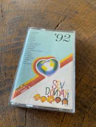SEV DÜNYAYI 92 - SİBEL EGEMEN / CEM KARACA / İBRAHİM TATLISES / ZEKİ MÜREN / SEZEN AKSU / AJDA PEKKAN / NECO ... KASET