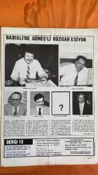 SOSYETE 13 DERGİSİ  -  13 MAYIS 1984  TURGUT ÖZAL - BEDRETTİN DALAN - İZZET GÖKÇİMEN - NEVZAT AYAZ - MEHMET ALİ YILMAZ - GÜNERİ CIVAOĞLU - NEZİH DEMİRKENT - OKTAY EKŞİ - NEVZAT ÜNLÜ - HAKKI ÖCAL - ÇETİN ALTAN - ALİ RIZA ÇARMIKLI - MÜNEVVER ÇARMIKLI - CANDAN ÇARMIKLI - ÜMRAN ÇARMIKLI - BEYHAN ÇARMIKLI  GÜNEŞ GAZETESİ YÖNETİMİNDE DEĞİŞİM RÜZGARLARI - MEHMET ALİ YILMAZ VE TAKIM OYUNU ANLAYIŞI - GÜNERİ CIVAOĞLU İLE DOSTÇA AYRILIK - NEZİH DEMİRKENT'İN HÜRRİYETÇİLİĞİ VE YENİ DÖNEMDEKİ ROLÜ - OKTAY EKŞİ’NİN SİYASETLE YOL AYRIMI SONRASI GAZETEYE DÖNÜŞÜ - GÜNEŞ'İN CİDDİ GAZETE YOLCULUĞU VE BABIALİ'DEKİ FREKANS DEĞİŞİMİ - ESKİ HÜRRİYETÇİLERİN TOPLANMASI: EKŞİ, ÜNLÜ, ÖCAL - MEHMET ALİ YILMAZ’IN AÇIK TARZI VE GAZETE POLİTİKASI - TRABZONSPOR BAĞLANTILARI VE GAZETE YANSIMASI - OKTAY EKŞİ YÖNETİMİNDE SİYASİ VE TEKNİK ZORLUKLAR - GÜNEŞ’İN BİRİNCİ SAYFA ANLAYIŞINDA YENİ DÜZEN - GÜNEŞ GAZETESİNDE DİSİPLİN VE FONKSİYONEL ÇALIŞMA STRATEJİLERİ - GAZETECİLİĞİN SORUMLULUK VE CİDDİYET DOĞRULTUSUN  -  22 SAYFA