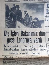 Cumhuriyet Gazetesi - 12 Mart 1948 - Zoraki Dostluklar Cumhuriyet Başmakale - Dışişleri Bakanımız Necmettin Sadak Dün Gece Londra'ya Vardı Fotoğraf - Demokrat Parti Grubu İhraç Kararlarını Tanımıyor - Çek Faciası İntiharlar İstifalar Devam Ediyor - İstanbul Batakhanelerinde İki Müthiş Gece Yazan Metin Toker - Suat Hayri Ürgüplü ve Arkadaşları Yüce Divandan Çıkarken Fotoğraf - Arap Birliği Genel Sekreteri Azzam Paşa Ankara'ya Çağrılmış - Beşiktaşlılar Atina'da Enosis İle Karşılaşmak Üzere Sahaya Çıkarlarken Fotoğraf - Goebbels'in Hatıraları Yazı Dizisi - Erzurum'un Otuzuncu Kurtuluş Yıldönümü Yazan Ahmet Halil - Beynelmilel Portreler Jan Masaryk - Huzur Yazan Ahmet Hamdi Tanpınar Yazı Dizisi - Sol Temayüllü Hocalar Meselesi Gene Tazelendi - Gazeteci Kimdir Yazan Burhan Felek - John Steinbeck'in Gazap Üzümleri Remzi Kitabevinde - İsmail Dümbüllü Tiyatrosu Ve Semiha Coşar Şehzadebaşı Turan Sinemasında - Şehir Tiyatrosu Dram Kısmında Baykuş Komedi Kısmında Kaş Yapayım Derken - Parker 51