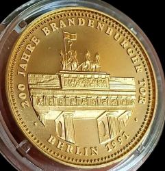 LOT.19 » Almanya 200 Yılı Berlin Brandenburg Kapısı Hatıra Madalya Altın Kaplama 9g 26mm