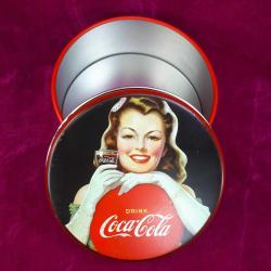 VINTAGE COCA-COLA GENÇ KIZ RESİMLİ YUVARLAK TENEKE KUTU