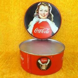 VINTAGE COCA-COLA GENÇ KIZ RESİMLİ YUVARLAK TENEKE KUTU
