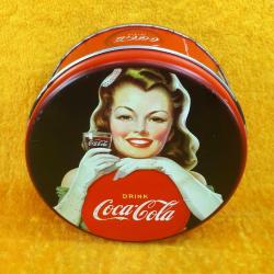 VINTAGE COCA-COLA GENÇ KIZ RESİMLİ YUVARLAK TENEKE KUTU