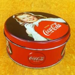 VINTAGE COCA-COLA GENÇ KIZ RESİMLİ YUVARLAK TENEKE KUTU
