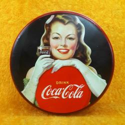 VINTAGE COCA-COLA GENÇ KIZ RESİMLİ YUVARLAK TENEKE KUTU
