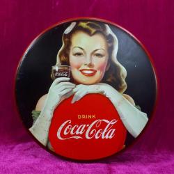 VINTAGE COCA-COLA GENÇ KIZ RESİMLİ YUVARLAK TENEKE KUTU