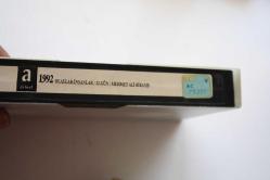 1992 OLAYLAR-İNSANLAR 32 GÜN MEHMET ALİ BİRAND  VHS KASET DETAYLAR RESIMLERDE (ANTIK KOLİ 14