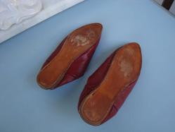 EL YAPIMI KALİTELİ İŞLEMELİ FAS TERLİĞİ - DERİ BORDO BABUŞ ( 38 ) - DERİ TERLİK