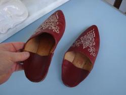 EL YAPIMI KALİTELİ İŞLEMELİ FAS TERLİĞİ - DERİ BORDO BABUŞ ( 38 ) - DERİ TERLİK