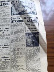 Cumhuriyet Gazetesi - 29 Temmuz 1957 - Başbakan Adnan Menderes Muhalefetin Tenkidlerine Cevap Verdi -  Sağlık Kervanları Fotoğ1957 1958 Yunus Nadi Mükafatı - Ankara'da Amerikalı Erler İçin Kışla Yapılacak - Profesör Fahrettin Kerim Gökay İtalya'da Takdir Topluyor - Tekstil Ve Örme Sanayii İşçilerinin Toplantısı - Diyarbakır'da Demokrat Parti Binasında Kavga Çıktı - Dolmabahçe Stadında Devam Eden İstanbul Ankara Genç Takımlar Atletizm Müsabakaları - Yanlış Zifaf Yazan Kemal Bilbaşar Yazı Dizisi - İngiliz Sosyalistleri Uykuda Mı Yazan Hasan Ali Yücel Köşe Yazısı - Maskat Umman İsyanının İçyüzü - İtalyan Yıldız Gina Lolllobrigida'nın Bir Oğlu Oldu - Amerika'yı Birbirine Katan Roman Örümcek Ağı - İki Kız Mahkemede Can Can Oynadı -Tabela İle Olmuyor Yazan Burhan Felek Köşe Yazısı - Ankara İstanbul Haftalık Radyo Programı - Büyük Casuslar Derleyen A. Cemalettin Saraçoğlu Yazı Dizisi - Blendax Şampuanı - Yaşlı Yelkenciler Gençlere Örnek Şekilde Yarıştılar- Rekortmen Şükrü Saban Fotoğraf