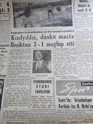 Cumhuriyet Gazetesi - 7 Şubat 1960 - Nerede Bulacağız Acaba Yazan Nadir Nadi Başmakale - Basın Kanununda Yapılacak Yeni İlavelere Doğru - Yalan Haber Konulu Eski Teklif Meclise Getiriliyor - İsmet İnönü Konya'da Konuşacak - Gönüllü Hemşireler Cemiyeti Eminönü Şubesi Yıllık Kongresi Fotoğraf - Devlet Borçları 8 Milyar 17 Milyon 636 Bin Lira - Sanatkar Salahaddin Pınar Dün Vefat Etti - Son 3 Ay İçinde 26 Gemi Sipariş Edildi - Nuh'un Gemisini Satın Almak İsteyen Üç Amerikalı - Evlerden Biri Yazan Orhan Kemal Yazı Dizisi - Küçük Peyk'in Büyük Gazası Yazan A. Cemalettin Saraçoğlu Yazı Dizisi - İran'da UNESCO Yazan Hasan Ali Yücel - Ratip Tahir Burak'ın Tahliyesine Ait Soruyu Adalet Bakanı Esat Budakoğlu Cevaplandırdı - Sanatçının Değeri Yazan Yaşar Kemal - Haftanın Şakaları Yazan Burhan Felek - Bir Çiçekle Yaz Olmaz Yazan Ve Çizen Salih Erimez - Kaligrafi Sanatında Bir Türk'ün Selahattin Kanıdinç'in Başarısı -  Şehir Tiyatrosu Dram Hamlet - Kızılyıldız Beşiktaş'ı 3 1 Yendi