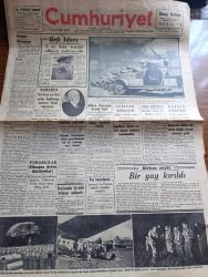 Cumhuriyet Gazetesi - 19 Birincikanun (Aralık) 1940 - Fransız Muamması Yazan Yunus Nadi Başmakale - Örfi İdare 3 Ay Daha Yemdir Edilmesi Muhtemeldir - Örfi İdare Komutanı Korgeneral Ali Rıza Artunkal - Almanya İtalya'ya Yardım Yerine İngiltere'ye Taarruzu Tercih Ediyormuş - Almanya Lavali Tahliye Ettirdi - İngiliz Motorlu Fırkalarına Mensup Bir Zırhlı Otomobil Taburu Fotoğraf - İtalyan Havacılığı İflas Etmiş Bir Vaziyete Düşürüldü - Bardia Etrafında Çok Şiddetli Muharebeler Olmaktadır - Arnavutluk Harekât Sahasından Gelen Yeni Resimler - Namık Kemal'in 100. Doğum Yılı - Lord Dunfsany'nin Beyoğlu Halkevinde Verdiği Konferans - Küçük Hikaye Bir Dilenciye Borçluyum Yazan Ahmet Hidayet - Kızıl Vazo Yazan Peride Celal Yazı Dizisi - Mahatma Gandi Yazan Hamdi Varoğlu - Ahali Mübadelesi 110 Bin Rumen  Ve 60 Bin Bulgar Memleketlerine Gönderildi - Bektaşinin Hesabı Yazan Burhan Felek - Rochell Hudson Ve Mister Moto Mahkumlar Adasında Fotoğraf - Hollywood'da 20 Milyon Dolara Yapılan Film