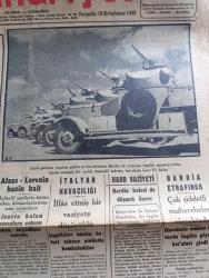 Cumhuriyet Gazetesi - 19 Birincikanun (Aralık) 1940 - Fransız Muamması Yazan Yunus Nadi Başmakale - Örfi İdare 3 Ay Daha Yemdir Edilmesi Muhtemeldir - Örfi İdare Komutanı Korgeneral Ali Rıza Artunkal - Almanya İtalya'ya Yardım Yerine İngiltere'ye Taarruzu Tercih Ediyormuş - Almanya Lavali Tahliye Ettirdi - İngiliz Motorlu Fırkalarına Mensup Bir Zırhlı Otomobil Taburu Fotoğraf - İtalyan Havacılığı İflas Etmiş Bir Vaziyete Düşürüldü - Bardia Etrafında Çok Şiddetli Muharebeler Olmaktadır - Arnavutluk Harekât Sahasından Gelen Yeni Resimler - Namık Kemal'in 100. Doğum Yılı - Lord Dunfsany'nin Beyoğlu Halkevinde Verdiği Konferans - Küçük Hikaye Bir Dilenciye Borçluyum Yazan Ahmet Hidayet - Kızıl Vazo Yazan Peride Celal Yazı Dizisi - Mahatma Gandi Yazan Hamdi Varoğlu - Ahali Mübadelesi 110 Bin Rumen  Ve 60 Bin Bulgar Memleketlerine Gönderildi - Bektaşinin Hesabı Yazan Burhan Felek - Rochell Hudson Ve Mister Moto Mahkumlar Adasında Fotoğraf - Hollywood'da 20 Milyon Dolara Yapılan Film