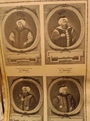 Resimli Tarih Mecmuası Sayı 9 - Eylül 1950 - Turgud'umu dünyalara değişmem Sultan Ro Dünya tz. Osmanlı padişahlarımın Cenup cephesinde sad'ı ziyaret eden hükümdarlar Haccin tarihi . Balkan Harbinde Yanya Müdafaasi rihinden garip fıkralar⚫ en zalimi: Dördüncü Murat * ilk şerefli kurşunu atan kahraman Sütçü Haci * Otuz kırk sene evvelki İstanbul'da bir Imam baskın hikâyesi malettin Paşa ile Beşinci Murad'ın kızı arasında bir aşk macerası *Tüyler ürpertici bir ceza: Recim Osmanlı tarihinden ibretli fıkralar. Eski Türkler nasıl yemin ederlerdi * Bunları biliyor musunuz Okuyucularımızın tarihi fikh-* * * * İkinci Hamid'in damadı Ke Camilerimiz * Normandi çıkarması. Bibliyografyamız * Budin Pa-raları Tarihte bu ay *  şasının kızı (Tefrika)