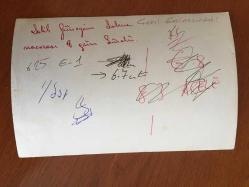 BEYAZ PERDENİN PRENSİ, YEŞİLÇAM'IN YILDIZ OYUNCUSU SALİH GÜNEY'İN ORİJİNAL FOTOĞRAFI - 18 x 12 cm EBADINDA - SALİH GÜNEY, ÇAKIL GAZİNOSU İÇİN İMZALANAN MUKAVELEYİ GÖSTERİRKEN ÇEKİLMİŞ BİR KARE