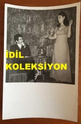 BEYAZ PERDENİN PRENSİ, YEŞİLÇAM'IN YILDIZ OYUNCUSU SALİH GÜNEY'İN ORİJİNAL FOTOĞRAFI - 18 x 12 cm EBADINDA - SALİH GÜNEY İLK EŞİ ZEYNEP TEDÜ'NÜN DANS EDİŞİNİ İZLERKEN