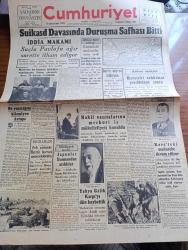 Cumhuriyet Gazetesi - 14 Mayıs 1942 - Ne Yapacağını Bilemeyen Avrupa Cumhuriyet Başmakale - Bulgar Kralına Suikast Davasında Duruşma Safhası Bitti - İddia Makamı Ağır Surette İtham Ediyor - Ankara Cumhuriyet Muddeiumumisi Cemil Altayla Başmuavini Kemal Bora Fotoğraf - Alman Harp Tebliği Kısımdaki Muharebe Sona Erdi - Kırım'da Rus Müdafaa Hattıyla Alman Taarruzunun İstikametini Gösterir Harita - Sovyet Harp Tebliği Kerç'teki Muharebe Devam Ediyor - Yahya Galip Kargı'yı Kaybettik - Uzakşark Harbi Japonlar Yunnandan Atıldılar - Libya Hareketinden Bir Sahne - Ordular Çarpışırken Filmi Elhamra - Gizli Emir Bu Akşam Lale - Aktör Köpek Davası - Galatasaray Lisesinde Müsamere - Sızı Yazan Mükerrem Kamil Su Yazı Dizisi - Organizasyon Yazan Burhan Felek Köşe Yazısı - 19 Mayıs Bayrağı Erzincan'da - Markiz Pastanesi Yarın Açılıyor - Hasan Tırnak Cilaları