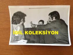 BEYAZ PERDENİN PRENSİ, YEŞİLÇAM'IN YILDIZ OYUNCUSU SALİH GÜNEY'İN ORİJİNAL 3'LÜ FOTOĞRAF SETİ - 18 x 12 cm EBADINDA - SALİH GÜNEY ve TUGAY TOKSÖZ KÜÇÜK BİR ÇOCUKLA OYNARLARKEN ÇEKİLMİŞ 3 FARKLI KARE