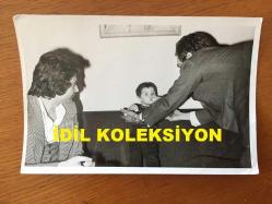 BEYAZ PERDENİN PRENSİ, YEŞİLÇAM'IN YILDIZ OYUNCUSU SALİH GÜNEY'İN ORİJİNAL 3'LÜ FOTOĞRAF SETİ - 18 x 12 cm EBADINDA - SALİH GÜNEY ve TUGAY TOKSÖZ KÜÇÜK BİR ÇOCUKLA OYNARLARKEN ÇEKİLMİŞ 3 FARKLI KARE