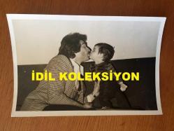 BEYAZ PERDENİN PRENSİ, YEŞİLÇAM'IN YILDIZ OYUNCUSU SALİH GÜNEY'İN ORİJİNAL 3'LÜ FOTOĞRAF SETİ - 18 x 12 cm EBADINDA - SALİH GÜNEY ve TUGAY TOKSÖZ KÜÇÜK BİR ÇOCUKLA OYNARLARKEN ÇEKİLMİŞ 3 FARKLI KARE