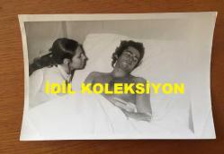 BEYAZ PERDENİN PRENSİ, YEŞİLÇAM'IN YILDIZ OYUNCUSU SALİH GÜNEY'İN ORİJİNAL 5'Lİ FOTOĞRAF SETİ - 18 x 12 cm ve 12 x 6 cm EBADINDA - SALİH GÜNEY'IN KUZEY VARGIN TARAFINDAN BIÇAKLANMASININ ARDINDAN HASTANEDE TEDAVİ EDİLİRKEN ÇEKİLMİŞ 5 FARKLI KARE, EKİM 1973