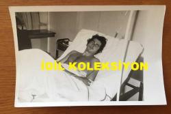 BEYAZ PERDENİN PRENSİ, YEŞİLÇAM'IN YILDIZ OYUNCUSU SALİH GÜNEY'İN ORİJİNAL 5'Lİ FOTOĞRAF SETİ - 18 x 12 cm ve 12 x 6 cm EBADINDA - SALİH GÜNEY'IN KUZEY VARGIN TARAFINDAN BIÇAKLANMASININ ARDINDAN HASTANEDE TEDAVİ EDİLİRKEN ÇEKİLMİŞ 5 FARKLI KARE, EKİM 1973