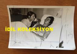BEYAZ PERDENİN PRENSİ, YEŞİLÇAM'IN YILDIZ OYUNCUSU SALİH GÜNEY'İN ORİJİNAL 5'Lİ FOTOĞRAF SETİ - 18 x 12 cm ve 12 x 6 cm EBADINDA - SALİH GÜNEY'IN KUZEY VARGIN TARAFINDAN BIÇAKLANMASININ ARDINDAN HASTANEDE TEDAVİ EDİLİRKEN ÇEKİLMİŞ 5 FARKLI KARE, EKİM 1973