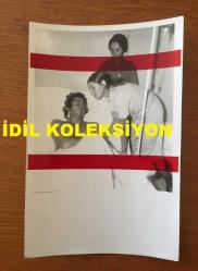 BEYAZ PERDENİN PRENSİ, YEŞİLÇAM'IN YILDIZ OYUNCUSU SALİH GÜNEY'İN ORİJİNAL 5'Lİ FOTOĞRAF SETİ - 18 x 12 cm ve 12 x 6 cm EBADINDA - SALİH GÜNEY'IN KUZEY VARGIN TARAFINDAN BIÇAKLANMASININ ARDINDAN HASTANEDE TEDAVİ EDİLİRKEN ÇEKİLMİŞ 5 FARKLI KARE, EKİM 1973