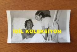 BEYAZ PERDENİN PRENSİ, YEŞİLÇAM'IN YILDIZ OYUNCUSU SALİH GÜNEY'İN ORİJİNAL 5'Lİ FOTOĞRAF SETİ - 18 x 12 cm ve 12 x 6 cm EBADINDA - SALİH GÜNEY'IN KUZEY VARGIN TARAFINDAN BIÇAKLANMASININ ARDINDAN HASTANEDE TEDAVİ EDİLİRKEN ÇEKİLMİŞ 5 FARKLI KARE, EKİM 1973