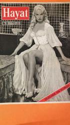 HAYAT DERGİSİ - 3 MAYIS 1957 KAPAK: BELINDA LEE - SERDAR MUHAMMET DAVUT HAN - ADNAN MENDERES - GÜLÇİN BAYBURT - AFİFE İSKENDER - MESUT CEMİL - CEVDET ÇAĞLA - MÜKERREM BERK - HATTAT MACİT - AZİZE HANIM FETHİYE DEPREMİ SONRASI SON GÖRÜNTÜLER - AFGANİSTAN BAŞVEKİLİ SERDAR MUHAMMET DAVUT HAN’IN TÜRKİYE ZİYARETİ - BELİNDA LEE KAPAK FOTOĞRAFI - ELVIS PRESLEY KARİKATÜRÜ (CACASSO) - İNGİLTERE MÜZESİ 80 MİL KİTAPLIK KÜTÜPHANE KUTLAMASI - İSVEÇ’TE RAVENT TARLASI VE ÜSTÜ KAPALI YETİŞTİRME TEKNİĞİ - DOĞU BERLİN’DE KOMÜNİST MANEVRA VE SOKAK MUHAREBESİ - GÜLÇİN BAYBURT’UN BALERİN OLMA HAYALİ - JAPON ZIRHLISI YAMATO’NUN KAMİKAZE SALDIRISI VE BATIŞI - IRAK’IN EN GÜZEL SESİ AFİFE İSKENDER VE TÜRK ŞARKILARI - BAĞDAT’TA TÜRK MEŞHURLAR KOLONİSİ: MESUT CEMİL, CEVDET ÇAĞLA, HATTAT MACİT, AZİZE HANIM, MÜKERREM BERK - BASRA VE KUVEYT GEÇİŞİ - HAYAT MECMUASI YAYIN VE ABONE BİLGİLERİ BELINDA LEE - SERDAR MUHAMMET DAVUT HAN - ADNAN MENDERES - GÜLÇİN BAYBURT - AFİFE İSKENDER - MESUT CEMİL - 30 SAYFA