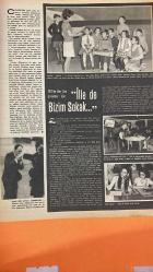 HAYAT DERGİSİ - 24 OCAK 1973 KAPAK: GINA LOLLOBRIGIDA İLAVE: BAŞTAN BAŞA RENKLİ “SARAYLAR” İKİNCİ FASİKÜLÜ DOSYA: “SÖHRETLERİN KEPÇESİNDEN TÜRK YEMEKLERİ” PORTRE: GINA LOLLOBRIGIDA’NIN FOTOĞRAFLARI HAYAT SAYFALARINDA RÖPORTAJ: OSMAN KIBAR’IN TELEVİZYONDAKİ İLK GÖRÜNÜMÜ VE “YILIN TELEVİZYON YILDIZI” SEÇİLİŞİ YAZI: BELKIS VE SALİH ACAR’DAN TÜRKİYE’DEKİ KUŞ TÜRLERİ VE KELAYNAK KORUMA ÇAĞRISI MAKALE: AHMET EMİN’DEN “CASTINE DEHŞETİ” VE KAPTAN BROWN’LA ANILAR KİŞİLER: GINA LOLLOBRIGIDA - OSMAN KIBAR - DOĞAN KASAROĞLU - ORHAN TOKATLI - HÜSAMETTİN ÇELEBİ - ZEİD SOZEN - BELKIS ACAR - SALİH ACAR - AHMET EMİN - AHMET ŞÜKRÜ ESMER - KAPTAN BROWN TEMALAR: ULUSLARARASI SANATÇI TEMSİLİ - TÜRK MUTFAĞI VE ÜNLÜLERİN TARİFLERİ - TELEVİZYONDA YEREL YILDIZLAR - KUŞ GÖZLEMİ VE DOĞA KORUMA - AMERİKAN KÜLTÜRÜ VE YASAKLAR - YAZAR ANILARI VE GEZİ NOTLARI - YAYIN POLİTİKASI VE ABONE BİLGİLERİ - 1973 OCAK SAYILARI - HAYAT MECMUASI YAYIN KADROSU - TİFDRUK BASKI TEKNİĞİ - ULUSLARARASI SATIŞ FİYATLARI - 40 SAYFA